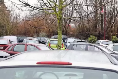 Die Pendler nutzen jeden Quadratmeter, um vom Auto in die Bahn umsteigen zu können.