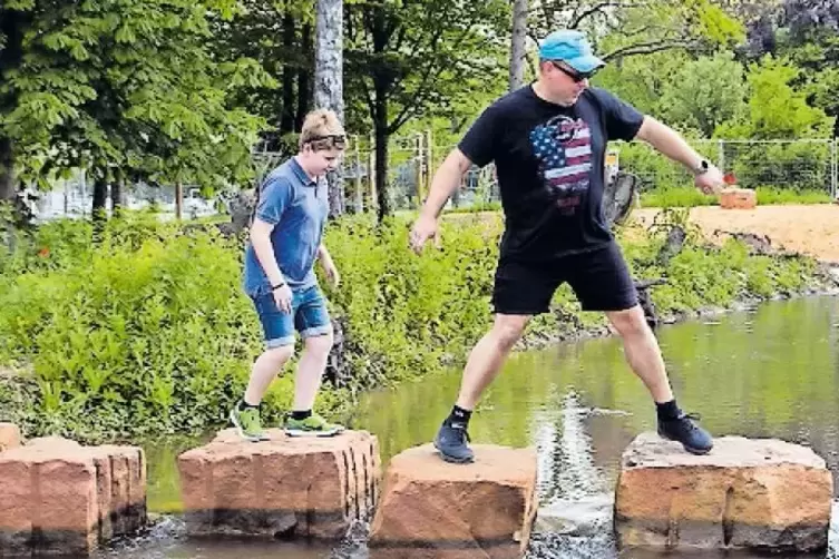 Der neue Wasserspielplatz hinter dem Helmholtz-Gymnasium bringt Leben in die Stadt.