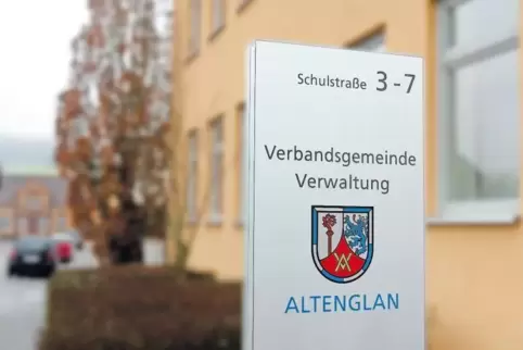 Ende in Sicht: Das Schild mit dem Verbandsgemeinde-Wappen steht noch vor der Verwaltung.
