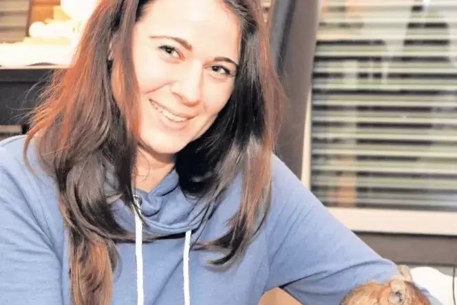 Katrin Bessai aus Kindenheim mit den Degus: Sie hat die Nager beim Spaziergang gefunden und behalten.