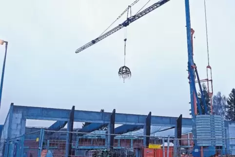 Die Krone schwebt über dem Rohbau: Im August 2018 soll das neue Feuerwehrhaus in Hettenleidelheim fertig sein.
