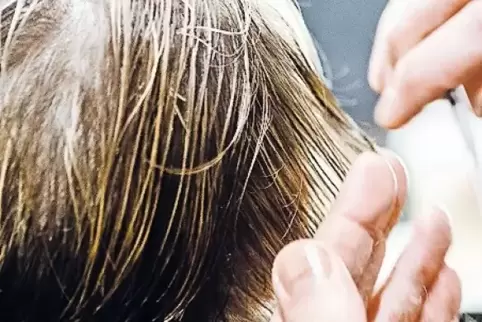 Wegen längerer Beratung und größerem Service zahlen Frauen beim Friseur mehr, sagt das Friseurhandwerk.