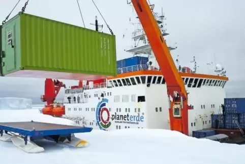Der Forschungseisbrecher „Polarstern“ des Alfred-Wegener-Instituts (AWI) in Bremerhaven setzt bei der deutschen Antarktis-Statio