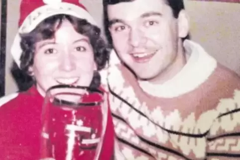 Mary und Kevin Earnest am 17. Dezember 1982 auf einer Weihnachtsfeier im Café Kuhn in Ixheim.