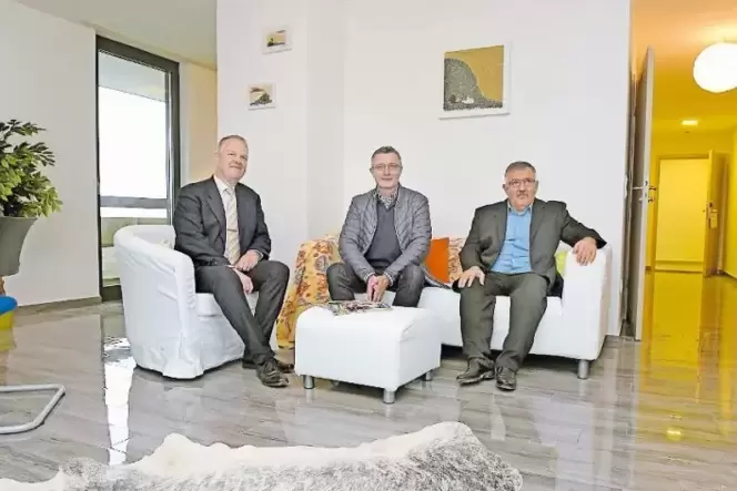 In einer Musterwohnung (von links): Sebastian Arnold (IGS Immobilien), Baudezernent Klaus Dillinger und Investor Adnan Karakapla In einer Musterwohnung (von links): Sebastian Arnold (IGS Immobilien), Baudezernent Klaus Dillinger und Investor Adnan Karakapla