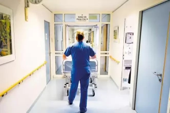 Mit schnellem Schritt durch die Gänge: Pflegepersonal arbeitet heute unter großem Druck. Unser Foto wurde in der Berliner Charit Mit schnellem Schritt durch die Gänge: Pflegepersonal arbeitet heute unter großem Druck. Unser Foto wurde in der Berliner Charit