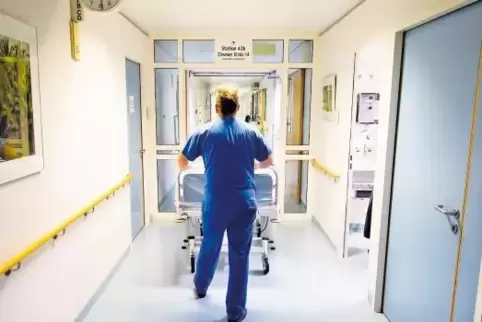 Mit schnellem Schritt durch die Gänge: Pflegepersonal arbeitet heute unter großem Druck. Unser Foto wurde in der Berliner Charit