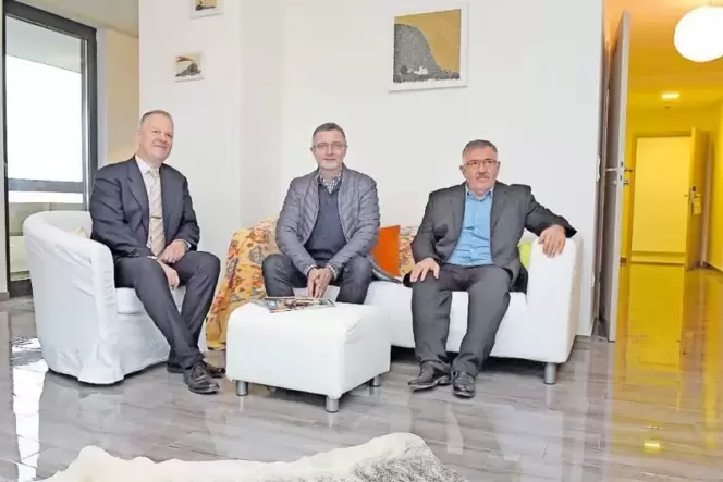 In einer Musterwohnung des Hemshof-Centers (von links): Sebastian Arnold (IGS Immobilien), der Ludwigshafener Baudezernent Klaus In einer Musterwohnung des Hemshof-Centers (von links): Sebastian Arnold (IGS Immobilien), der Ludwigshafener Baudezernent Klaus