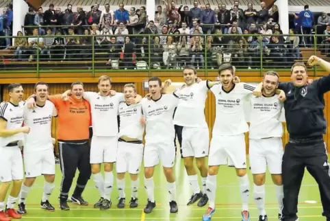 Nach dem Vorjahresfinale feierte die SG Waldfischbach: (von links) Christian Nikolaus, Eugen Stapper, Jannik Sagmeister, Andreas