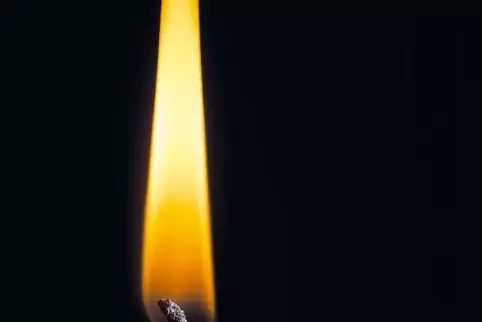 Kerzen aus Stearinwachs brennen länger, rußen wenig und tropfen nicht, erläutern Verbraucherschützer.