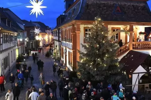Der Markplatz mit Historischem Rathaus ist der Mittelpunkt des Freinsheimer Weihnachtsmarkts. Foto: FRANCK 