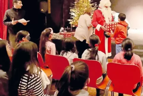 Die Pakete sind unterschiedlich groß, der Preis ist immer der gleiche: 20 Euro kann die Tafel für jeden Minderjährigen an Weihna