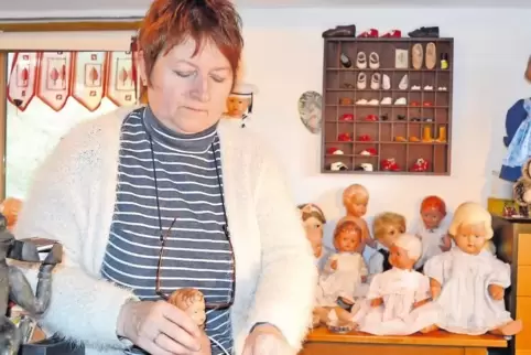 Und wieder wird eine Puppe verarztet: Hanna Keim arbeitet nur mit Originalteilen.