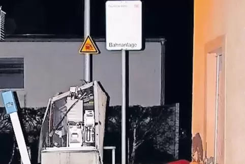 Der gesprengte Automat. Auch das Haus rechts wurde beschädigt.