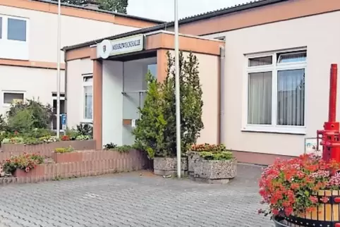 Die Verbandsgemeinde Landstuhl übernimmt die Sanierung der Sanitäranlagen und wohl auch des Prallschutzes in der Kindsbacher Meh