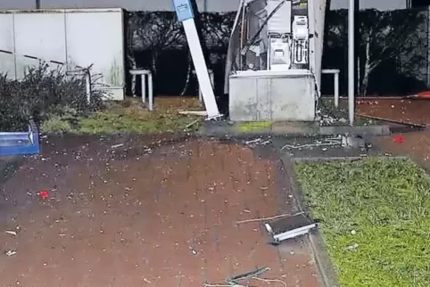 Durch die Wucht der Explosion entstand ein Schaden von 30.000 Euro. Auch ein Nachbarhaus wurde in Mitleidenschaft gezogen.