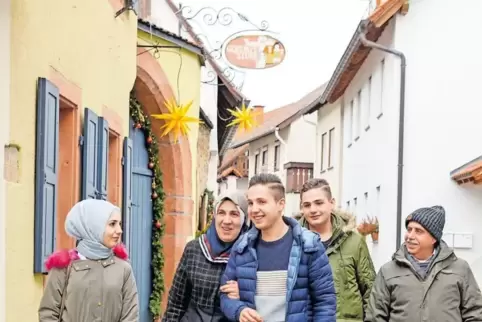 Nach mehr als zwei Jahren wieder zusammen: Nadim Swid (Mitte) mit seiner Familie in Wachenheim.