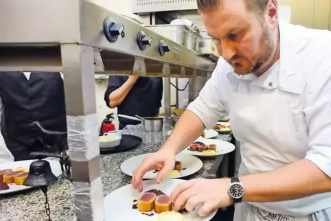 In der Küche macht jeder alles: Vjekoslav Pavic richtet den Pfälzer Rehrücken im Brotmantel an.