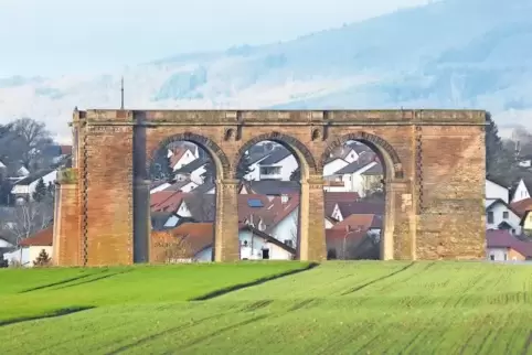 Der Brückentorso ist heute das Wahrzeichen von Marnheim. Er ist nach der Sprengung der Eisenbahnbrücke in den letzten Kriegstage