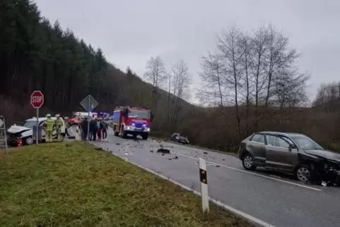 Die Unfallstelle in der Nähe von Kaiserslautern. Foto: Feuerwehr KL 