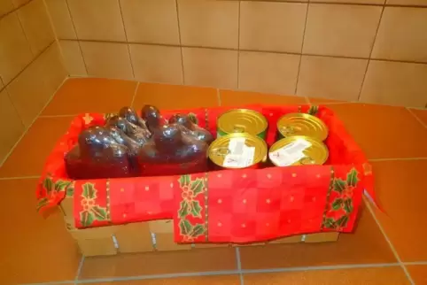 Dieser Präsentkorb sucht seinen Eigentümer - oder Empfänger. Foto: Polizei