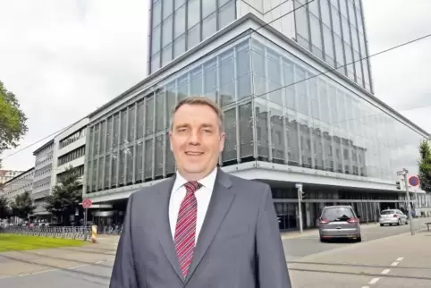 Ende März 2018 ist Schluss: Dann räumt Rüdiger Linnebank sein Büro im siebten Stock des Sparkassenturms in Ludwigshafen.