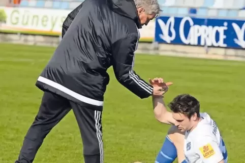 Wer hinfällt, muss wieder aufstehen. FKP-Trainer Peter Tretter hilft seinem Spieler Alexander Heinze dabei. Das Pirmasenser Fußb