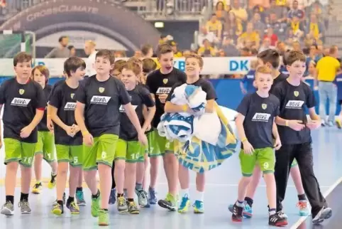 Die Wörther D-Jugend freut sich nach getaner „Arbeit“ auf der Bundesligaspiel.