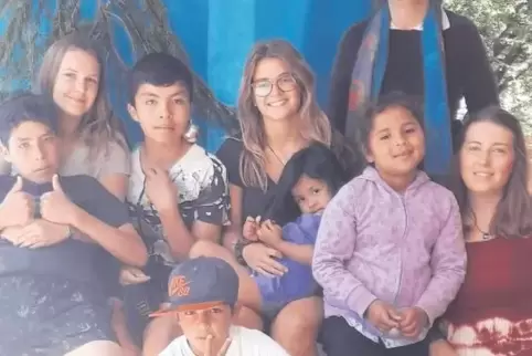 Verbringen ein Freiwilliges Soziales Jahr im Kinderheim „Hogar Campo los Espinos“: (von links) Helen, Antonia und Eva, hier mit 