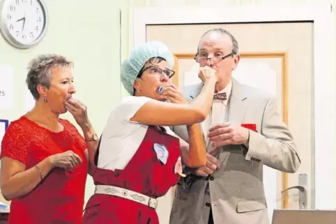 Frau Griebel (Lore Marhöfer), Maria (Petra Vollmar) und Walter Junginger (Karl Hoffmann, von links) beim ultimativen Schnullerte