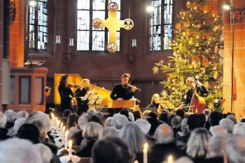 Träge Sommerhitze und klirrende Kälte: Dank der barocken Musik von Vivaldi konnten rund 300 Zuhörer in der Dürkheimer Schlosskir