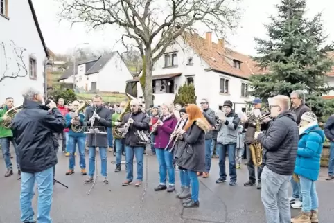 In Albersbach musizierte der Musikverein Reichenbach am Weihnachtsbaum in der Ortsmitte.