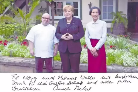 Post aus dem Kanzleramt: Ein Foto, das Merkels Mitarbeiter mit Thomas und Nong Walter geschossen haben, bekamen die beiden Römer
