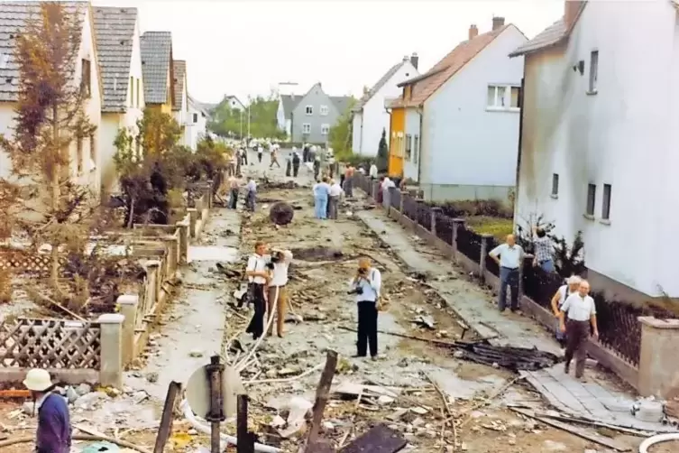 Tr&uuml;mmer und Kerosin wurden von der Wucht des Aufpralls die ganze Lilienstra&szlig;e hinuntergeschleudert. Das Foto hat Feuerwehrmann V