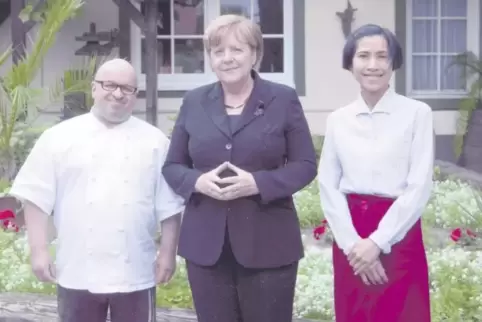 Post aus dem Kanzleramt: Ein Foto, das Merkels Mitarbeiter mit Thomas und Nong Walter geschossen haben, bekamen die beiden Römer