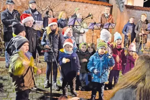 Der Bissersheimer Kinderchor unter der Leitung von Angela Moissl (im Vordergrund) und die Musiker des Evangelischen Posaunenchor
