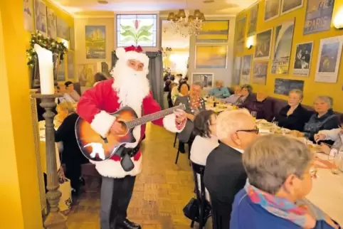 Wolfgang Greß schlüpfte wieder in das Kostüm des Weihnachtsmanns und sang zur Gitarre weihnachtliche Lieder.