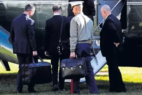 Immer dabei: der „Nukleare Football“. Hier trägt ein Angehöriger der Marines die Tasche mit den Codes zum Hubschrauber. Der „Foo