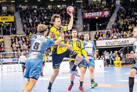 Michael Schweikardt versucht, Patrick Groetzki zu stoppen.