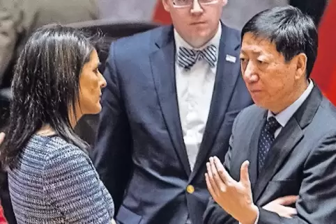 US-Botschafterin Haley und ihr chinesischer Amtskollege Wu am Rand einer des UN-Sicherheitsrates zu Nordkorea.