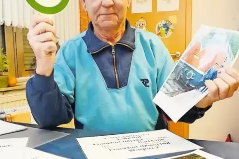 Noch heute hat Werner Weismann die originale Abfahrtskelle aus seiner Zeit als Zugführer.