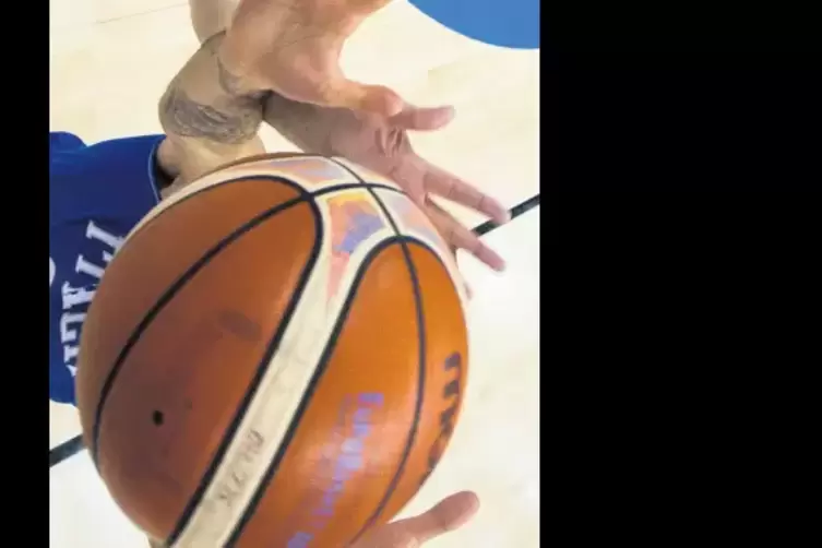 Der Basketball muss innerhalb von f&uuml;nf Sekunden abgespielt, gedribbelt oder in Richtung Korb geworfen werden.