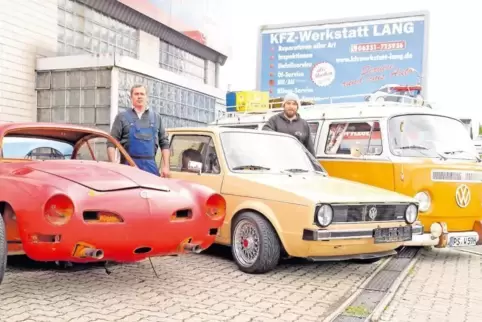 Frank Lang (links) und Björn Wagner mit ihren Oldtimern, einem VW-Bus T2, einem Golf 1 und dem Oberbau eines VW Karmann-Ghia.