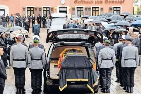 Strammstehen: Helmut Kohls Sarg wird für die Fahrt zum Friedhof verladen.
