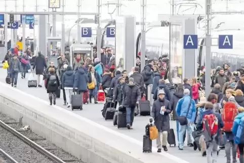 Rund 800.000 Reisende beförderte die Deutsche Bahn am 22. und 23. Dezember in ihren Fernzügen. Das Foto entstand im Münchner Hau