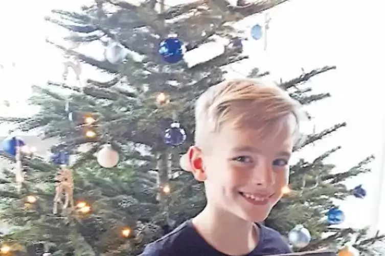 Vor dem Tannenbaum mit dem vollst&auml;ndigen Adventskalender: Henry Beck aus Kirrweiler.