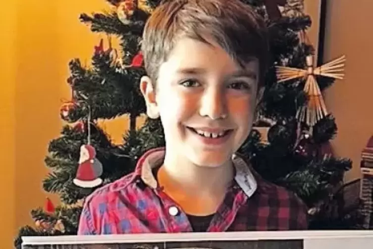 Mit Nils&rsquo; Adventskalender vor dem Weihnachtsbaum: Liam L&ouml;rch.