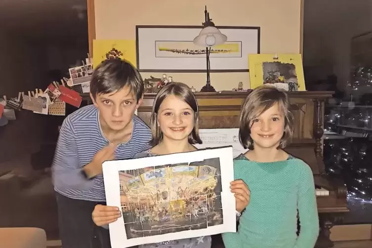 Gesammelt, geklebt und gemeinsam weihnachtlich zur Schau gestellt (von links): Emil, Clara und Leni Kappel aus Neustadt.