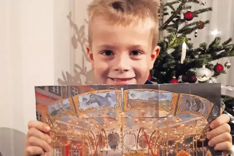 Alles korrekt ausgeschnitten und zusammengeklebt: Jannik Th&uuml;rw&auml;chter (7) aus Geinsheim.