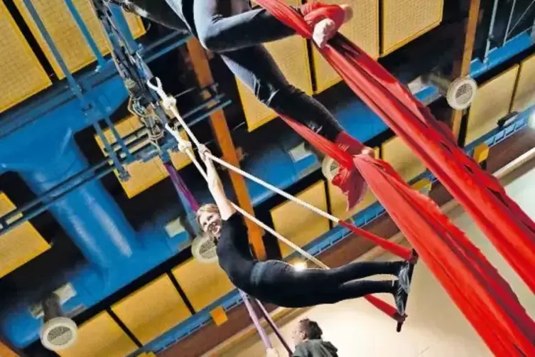 Noch trainieren die Aktiven des Zirkus Pepperoni an wechselnden Orten (hier in der Donnersberghalle). Im eigenen Domizil können 